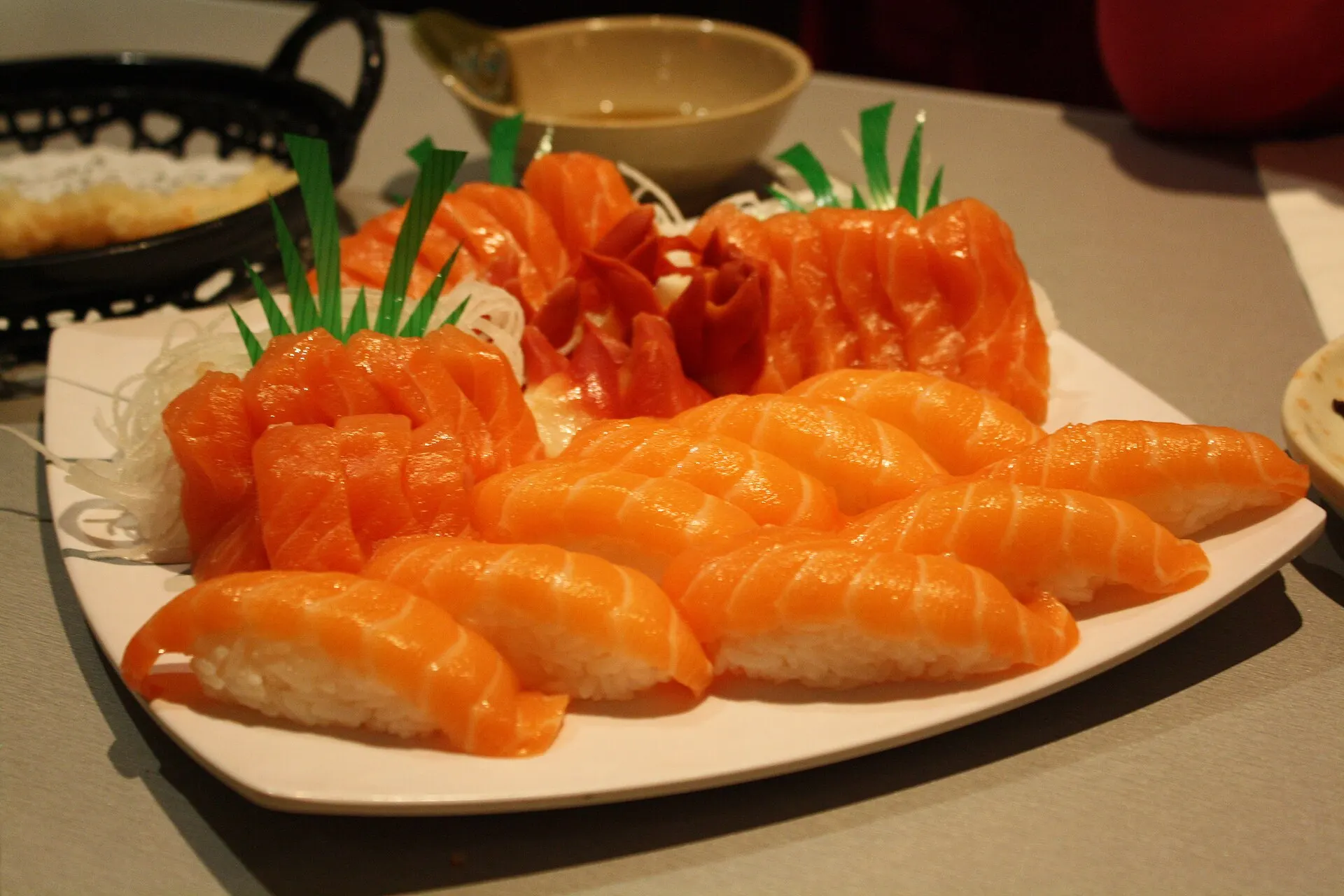 Sushi und Sashimi – Symbolbild für moderne asiatische Küche