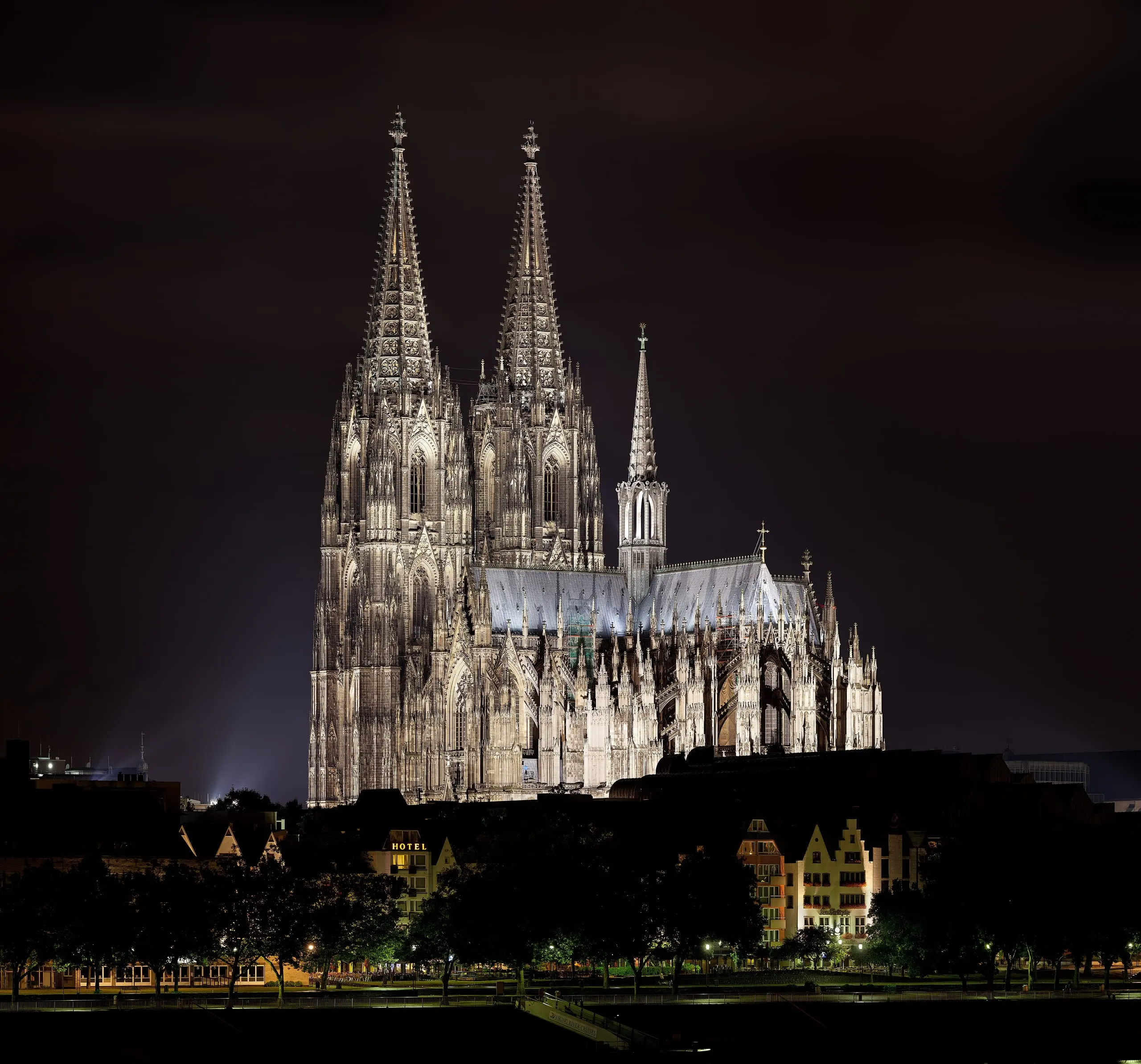 Kölner Dom bei Nacht, Ansicht vom Deutzer Rheinufer