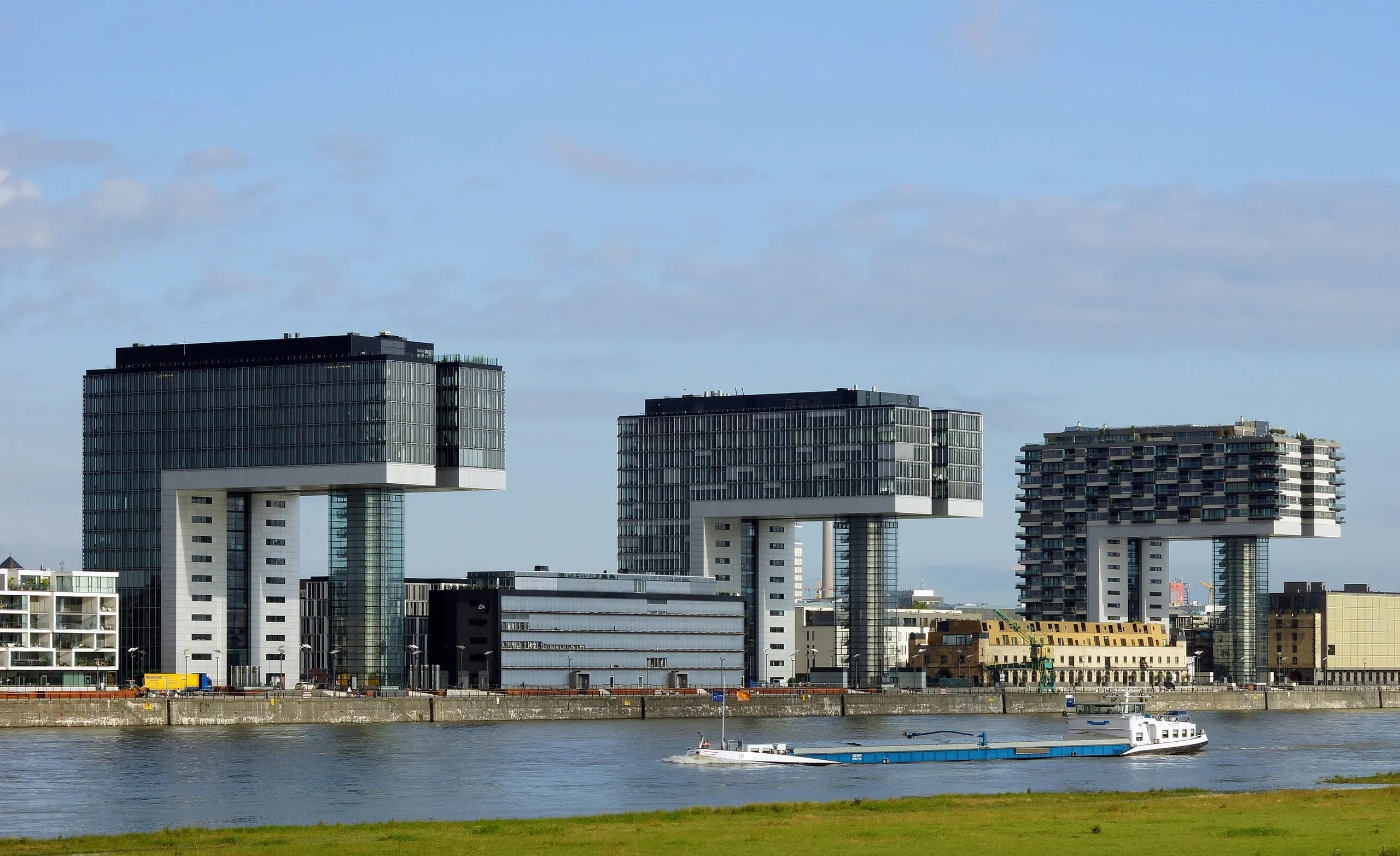 Die drei Kranhäuser am Rheinauhafen in Köln, von der Rheinseite