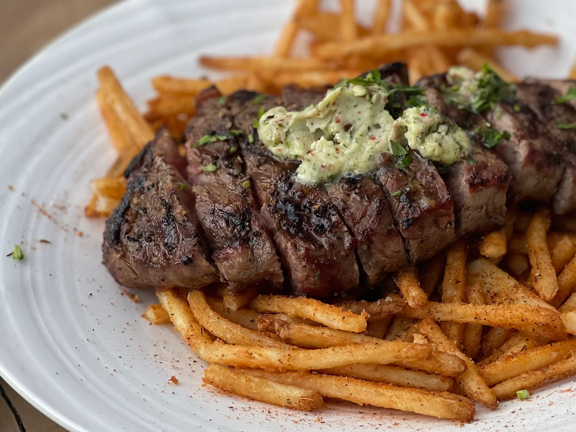 Steak Frites in einer Brasserie – Symbolbild