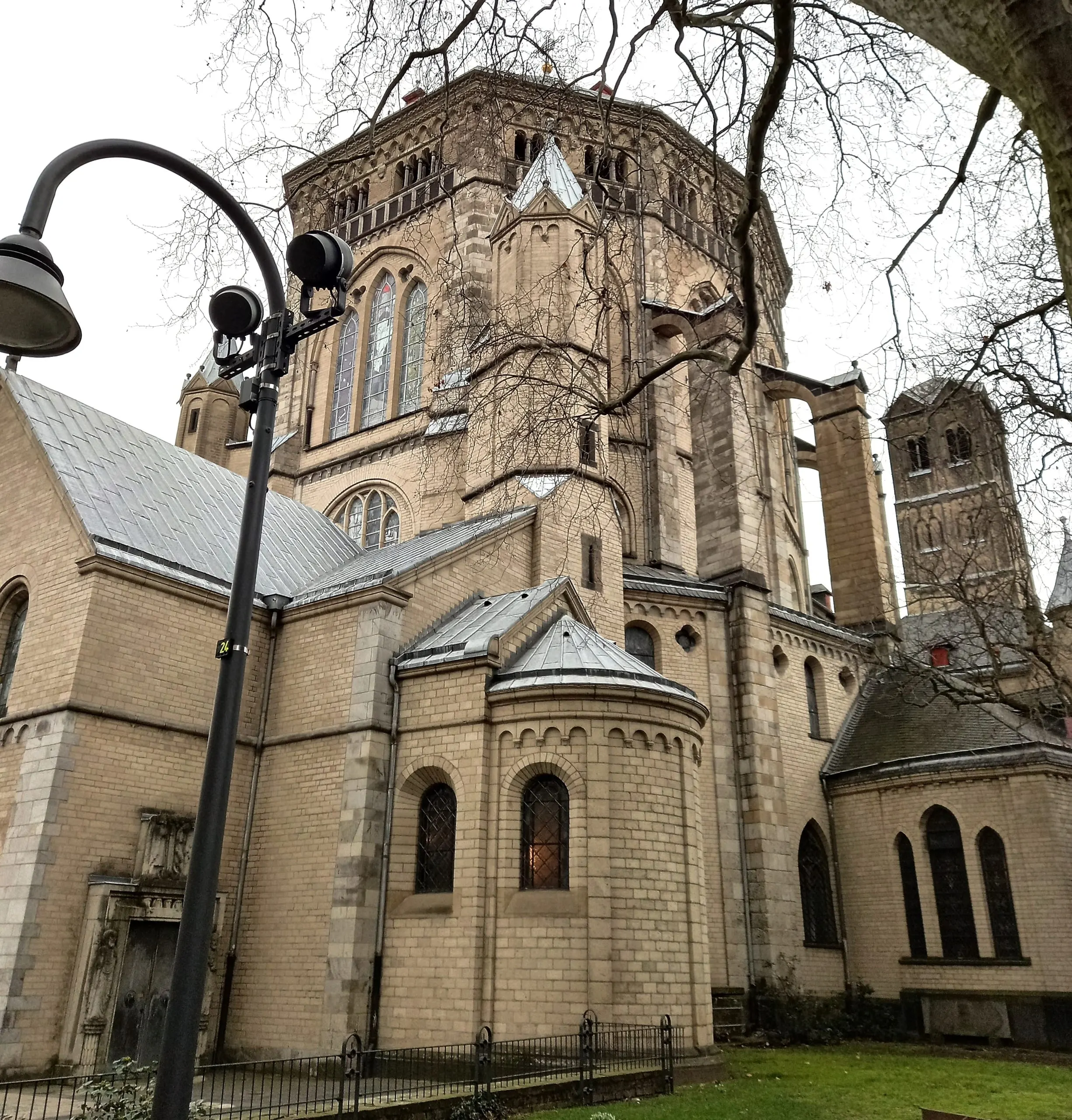St. Gereon in Köln, Außenansicht mit Dekagon-Kuppel